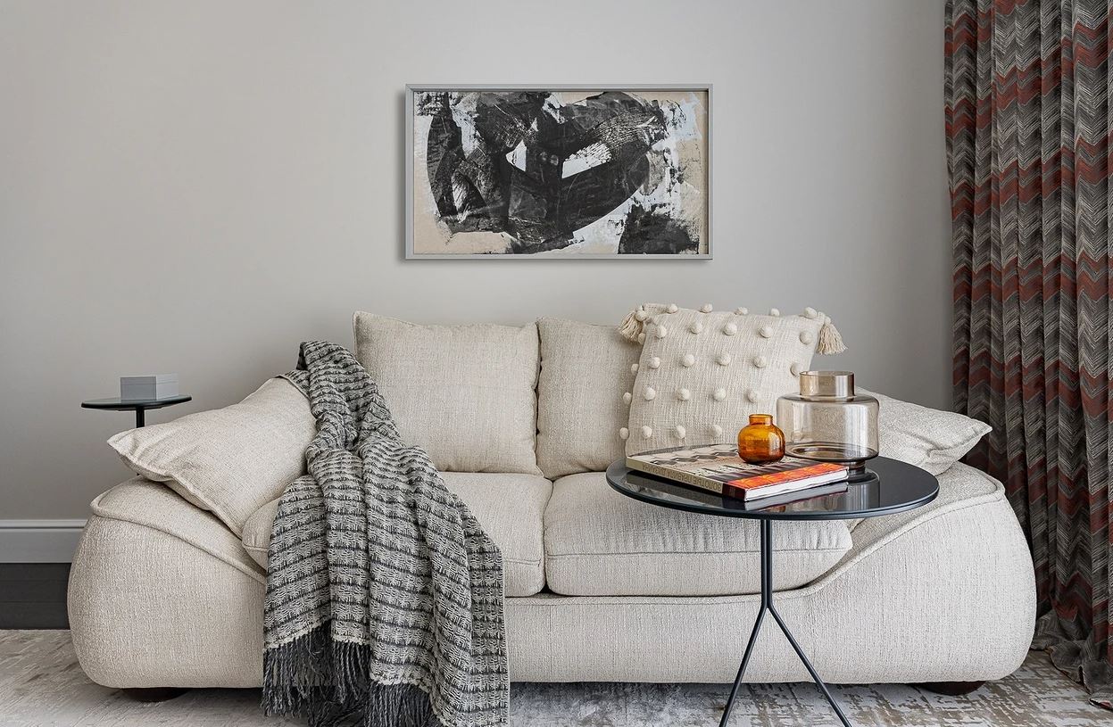 Бежево-серый диван в интерьере в нейтральной гамме