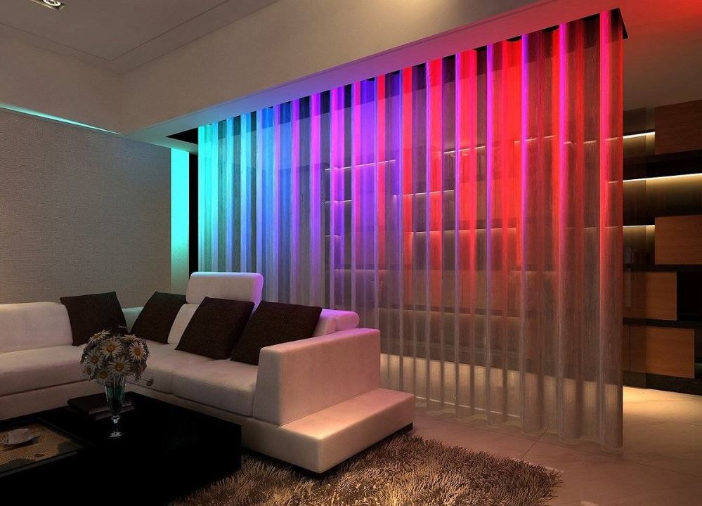 Цветное освещение в гостиной с белым диваном