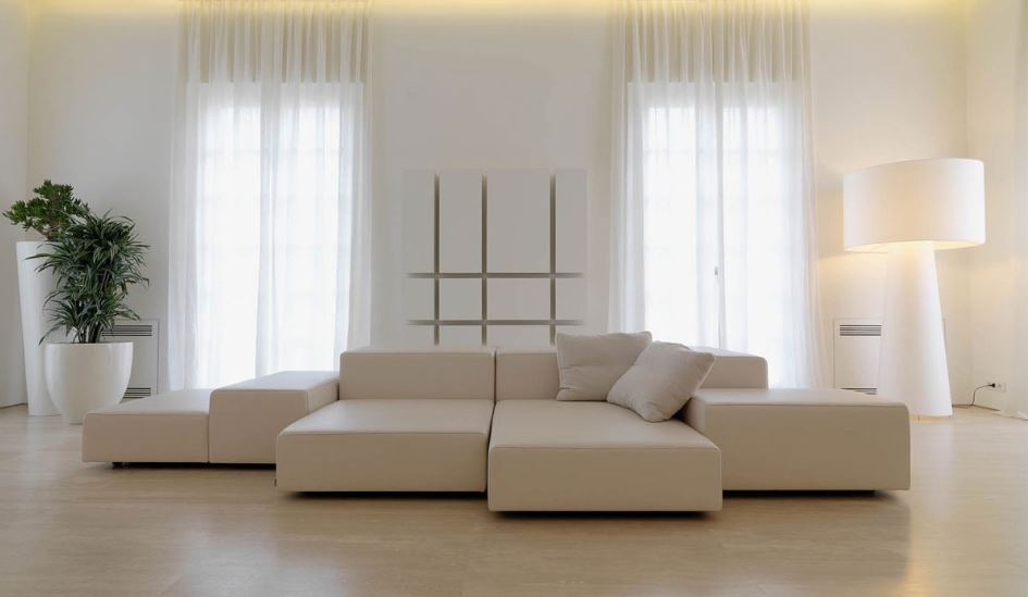 Светлый модельный диван в минималистичной гостиной