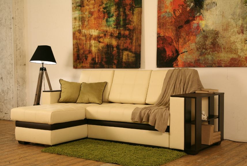 Бледно-желтый диван из эко-кожи в ярком интерьере