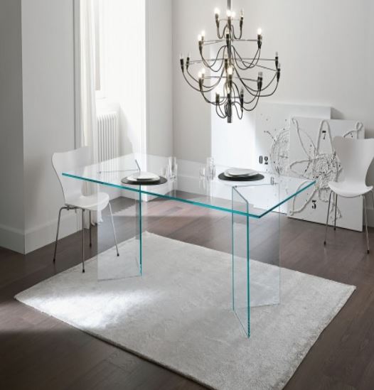 Стеклянный прозрачный стол практически незаметен в интерьере