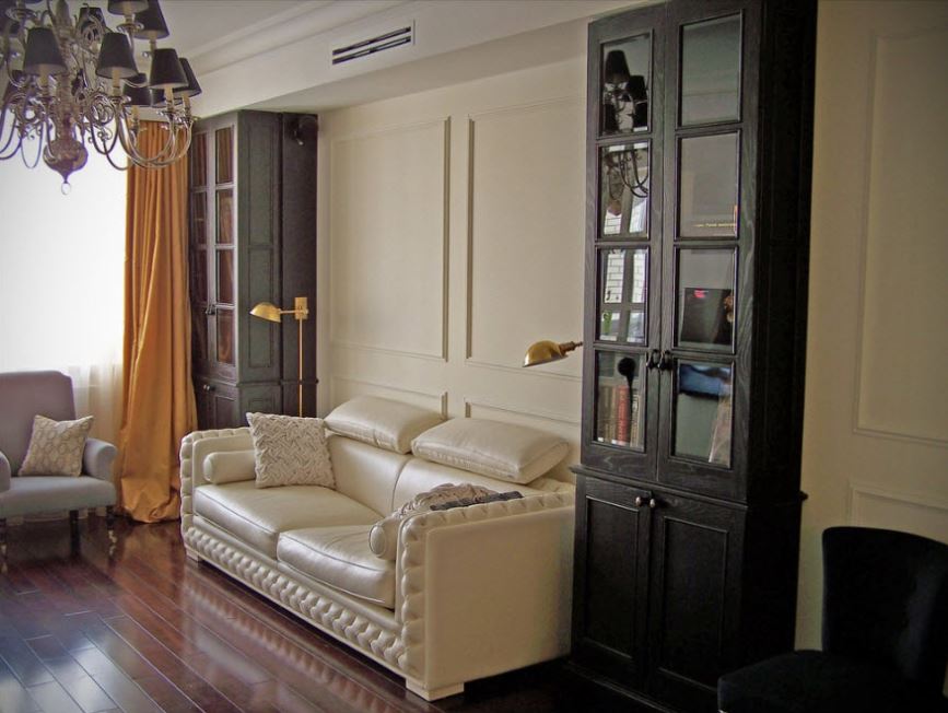 Узкие шкафы со стеклянными дверцами и небольшой диван - отличный вариант меблировки для узкой гостиной