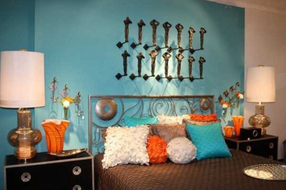 Оранжевые аксессуары в бирюзовой спальне