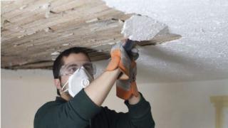 Как удалить побелку с потолка 